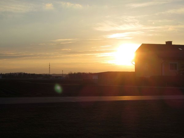 Osterkreuz und Osterhase aufstellen